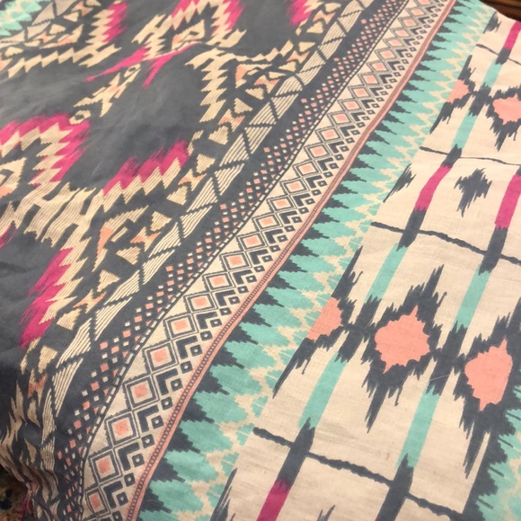 Beautiful Aztec Design Large Light Summer Scarf - Picture 3 of 4